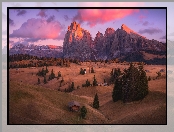 Płaskowyż Seiser Alm, Góry Sassolungo, Domy, Dolina Val Gardena, Włochy, Dolomity, Chmury, Wzgórza, Drzewa