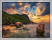 Skały, Palmy, Wyspa, Zachód słońca, La Digue, Seszele, Plaża, Anse Source dArgent Beach, Morze, Góry