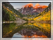 Jezioro Maroon Lake, Stan Kolorado, Jesień, Góry Skaliste, Odbicie, Stany Zjednoczone, Drzewa, Szczyty Maroon Bells