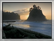 Rialto Beach, Park Narodowy Olympic, Zachód słońca, Morze, Drzewa, Stan Waszyngton, Stany Zjednoczone, Plaża, Niebo, Chmury, Skały