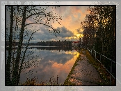 Jezioro Huuhanlampi, Chmury, Finlandia, Drzewa, Las, Domy, Zachód słońca