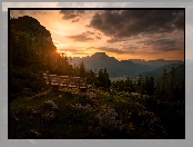 Austria, Zachód słońca, Powiat Reutte, Chmury, Tyrol, Góry Alpy, Ławka, Drzewa