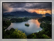 Słowenia, Przebijające światło, Chmury, Wyspa Blejski Otok, Góry Alpy Julijskie, Jezioro Bled, Poranek