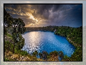 Przebijające światło, Australia, Jezioro Blue Lake, Drzewa, Chmury