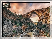 Rzeka Simeto, Sycylia, Kamienny, Włochy, Skały, Most, Ponte dei Saraceni, Drzewa