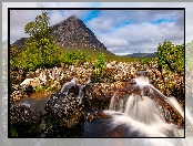 Buachaille Etive Mor, Drzewa, Coupall River, Szkocja, Kamienie, Chmury, Rzeka, Góry