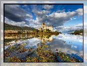 Wzgórza, Zamek Eilean Donan Castle, Szkocja, Odbicie Jezioro Loch Duich, Most, Chmury