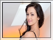 Tess Lyndon, Uroczy, Uśmiech