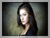 Phoebe Tonkin, Spojrzenie