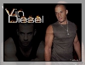 Vin Diesel, szara koszulka, łańcuszek