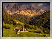Włochy, Domy, Wieś Santa Maddalena, Dolomity, Chmury, Góry, Lasy, Dolina Val di Funes, Drzewa, Kościół, Masyw Odle