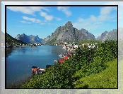Norwegia, Góry, Wyspa Moskenesoya, Drzewa, Lofoty, Wioska Reine, Morze Norweskie, Domy