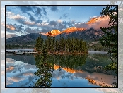 Wyspa Pyramid Island, Kanada, Chmury, Góry, Odbicie, Park Narodowy Jasper, Drzewa, Jezioro Pyramid Lake, Most