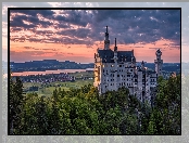 Niemcy, Zachód słońca, Chmury, Bawaria, Zamek Neuschwanstein, Drzewa, Wzgórza