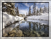 Kamienie, Kanada, Prowincja Alberta, Jezioro Louise, Świerki, Miejscowość Lake Louise, Rzeka, Ośnieżone, Park Narowy Banff, Hotel Chateau Lake Louise, Zima, Most