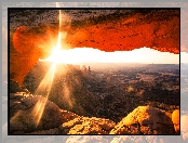 Mesa Arch, Stan Utah, Stany Zjednoczone, Promienie słońca, Park Narodowy Canyonlands, Kanion