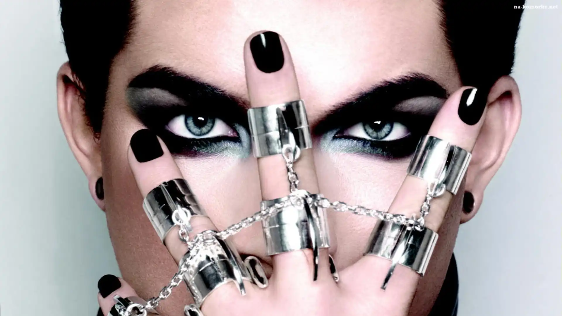 Adam Lambert, Dłoń, Ozdoba