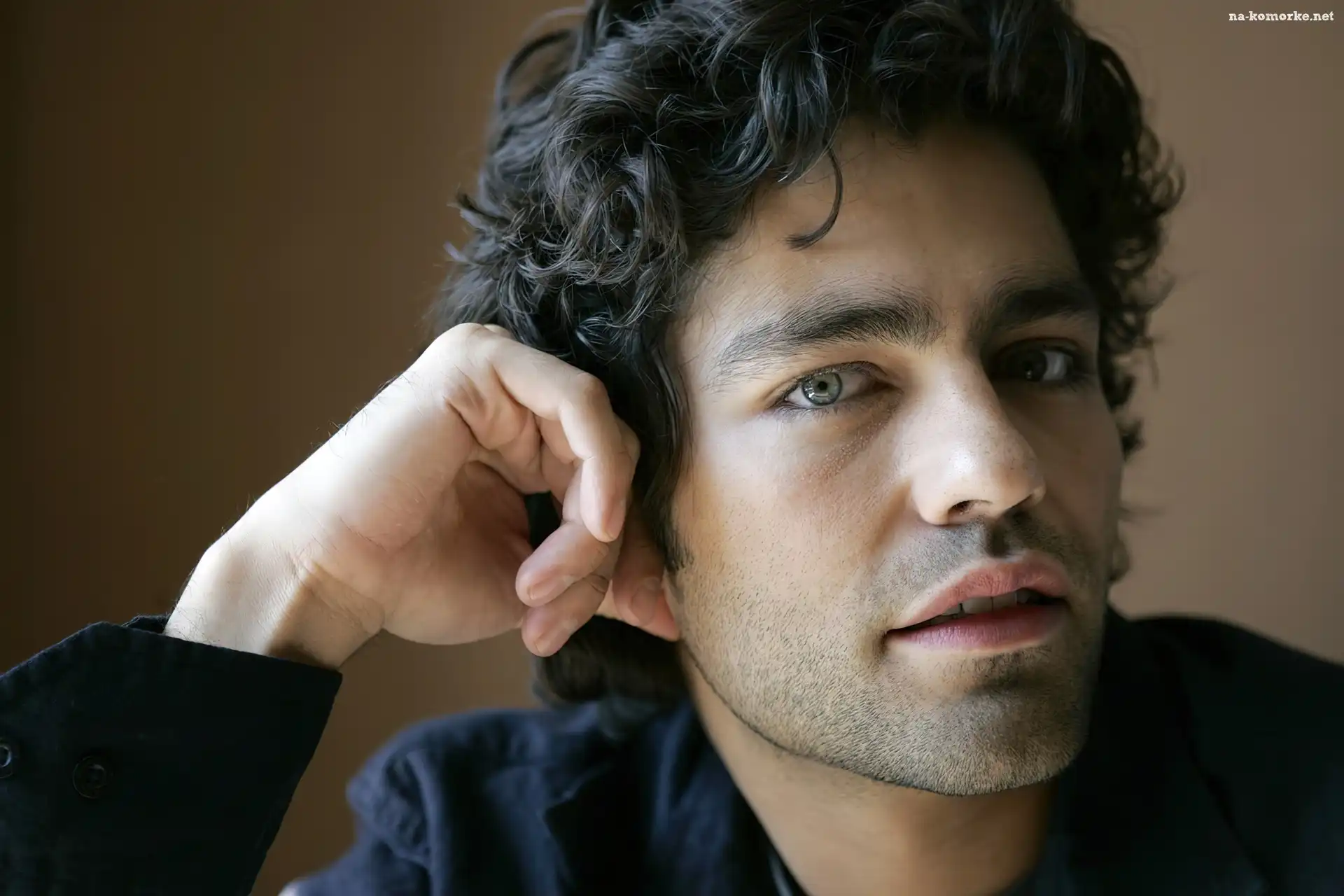 Zamyślony, Adrian Grenier