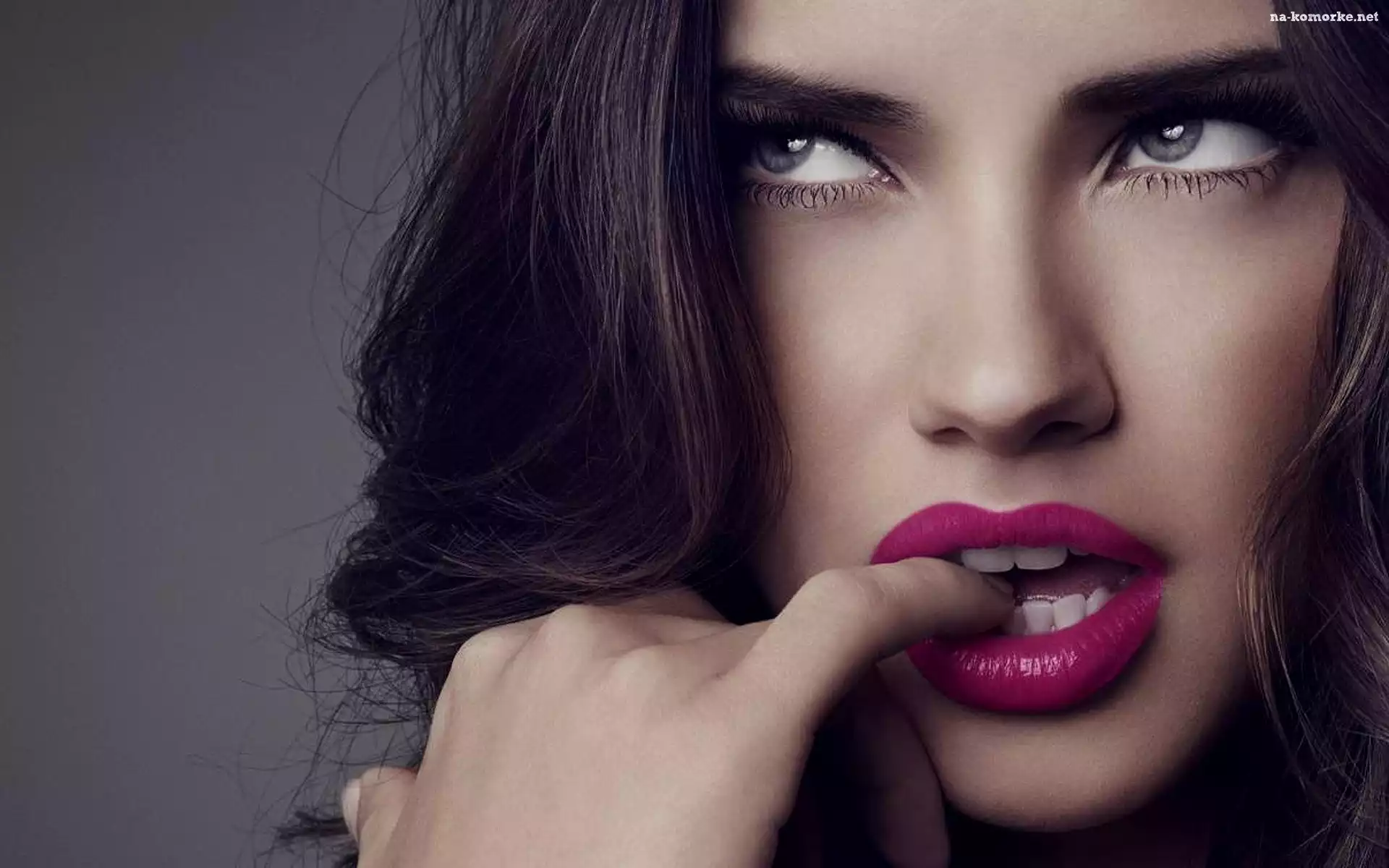 Adriana Lima, Różowe, Usta
