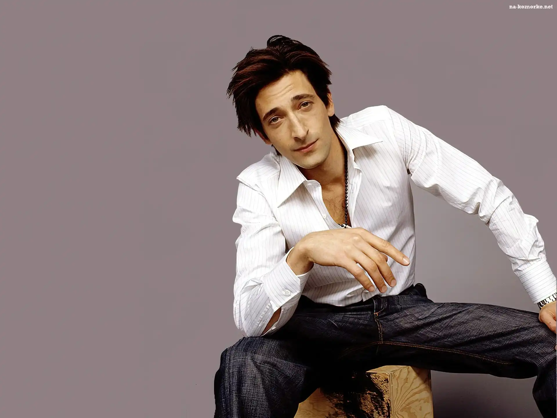 Adrien Brody, koszula, jeansy