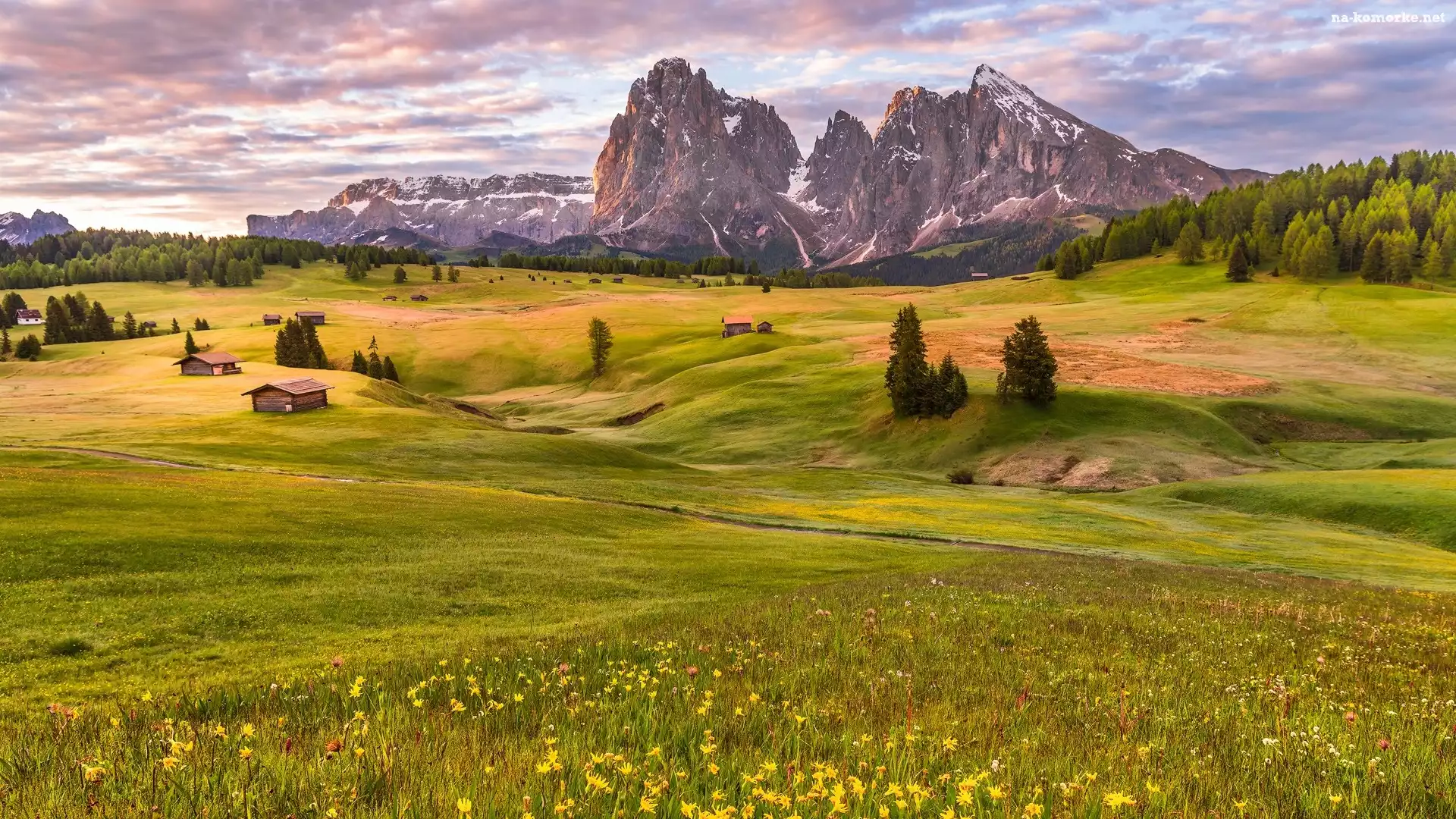 Dolomity, Dolina Val Gardena, Łąki, Płaskowyż Seiser Alm, Włochy, Góry Sassolungo, Chmury, Domki, Drzewa
