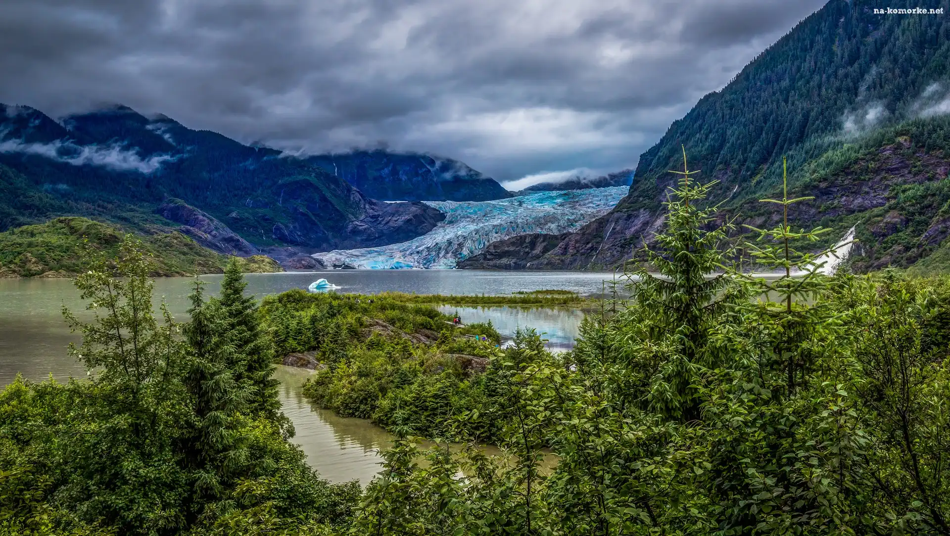 Góry, Stan Alaska, Stany Zjednoczone, Jezioro Eklutna Lake, Lodowiec, Drzewa, Chmury