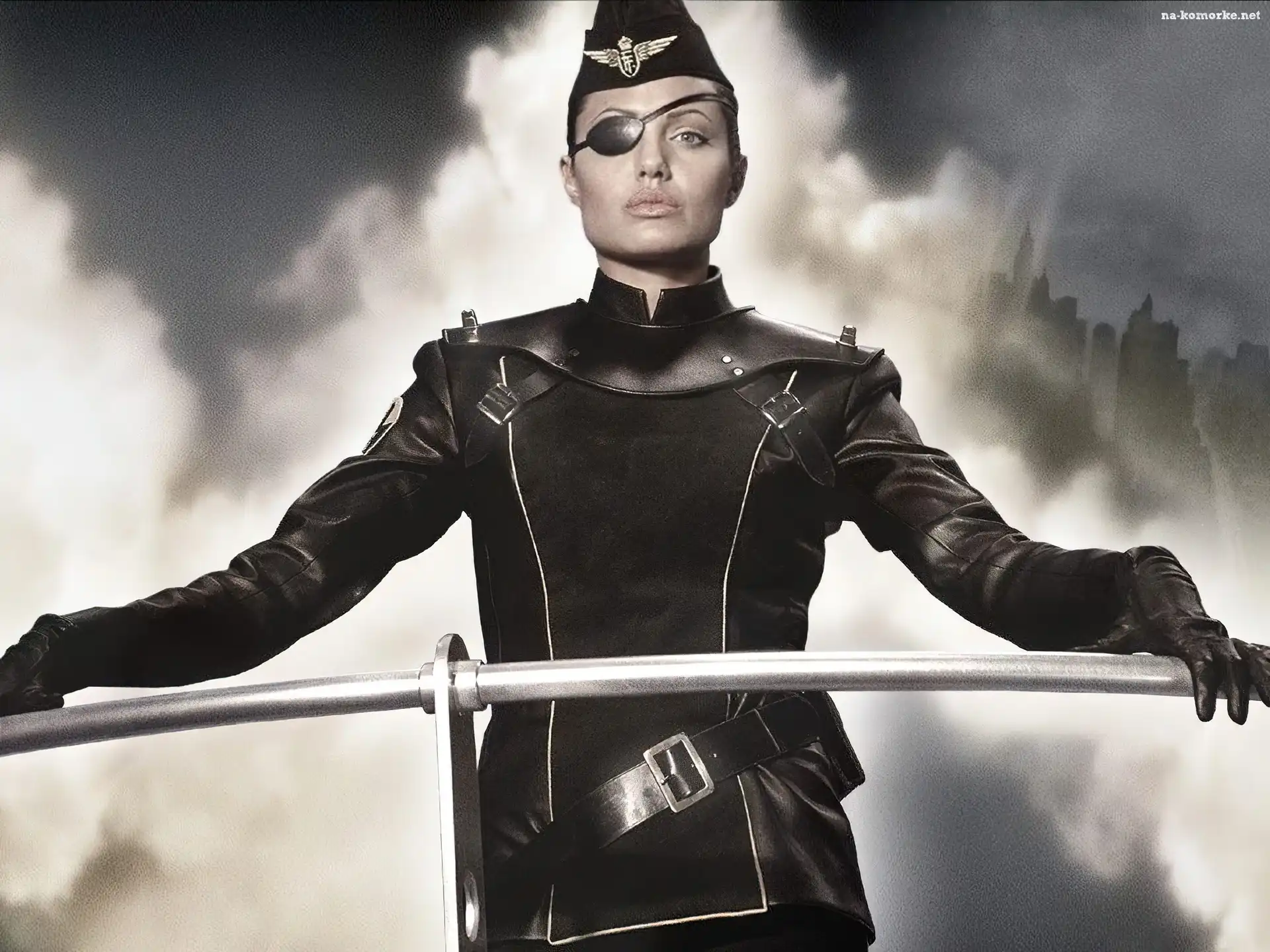 Angelina Jolie, czarny strój