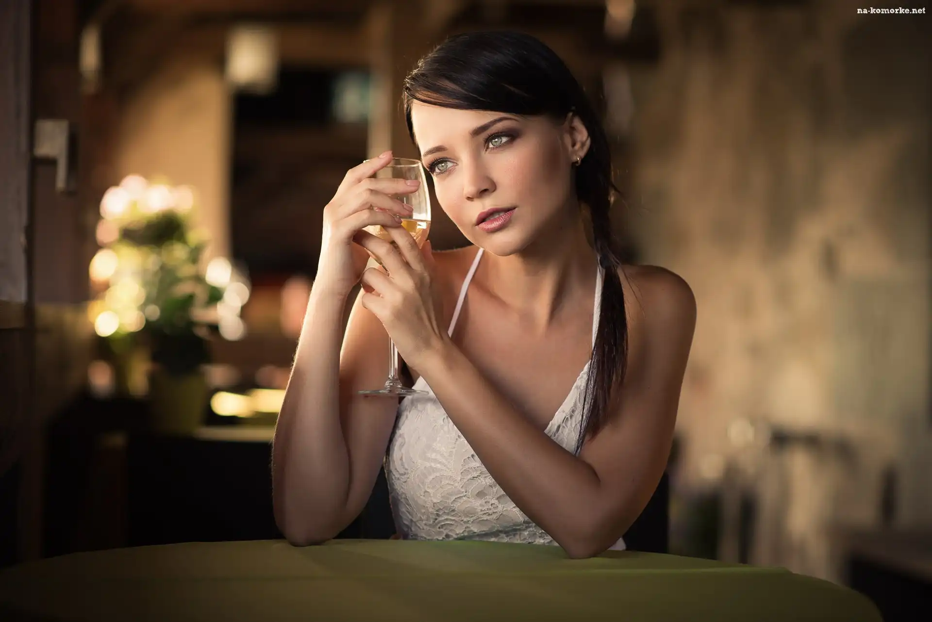 Angelina Petrova, Kieliszek, Wino