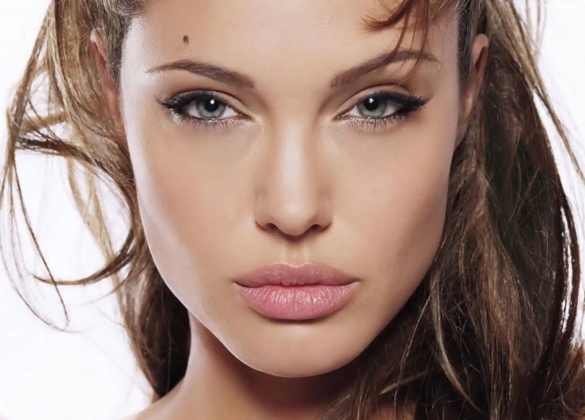 Angelina Jolie, niebieskie oczy, różowe usta