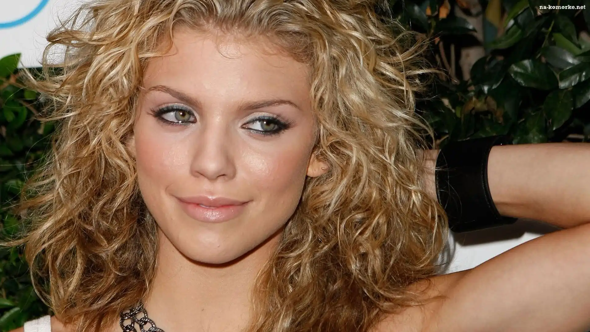 Annalynne Mc Cord, Blondynka