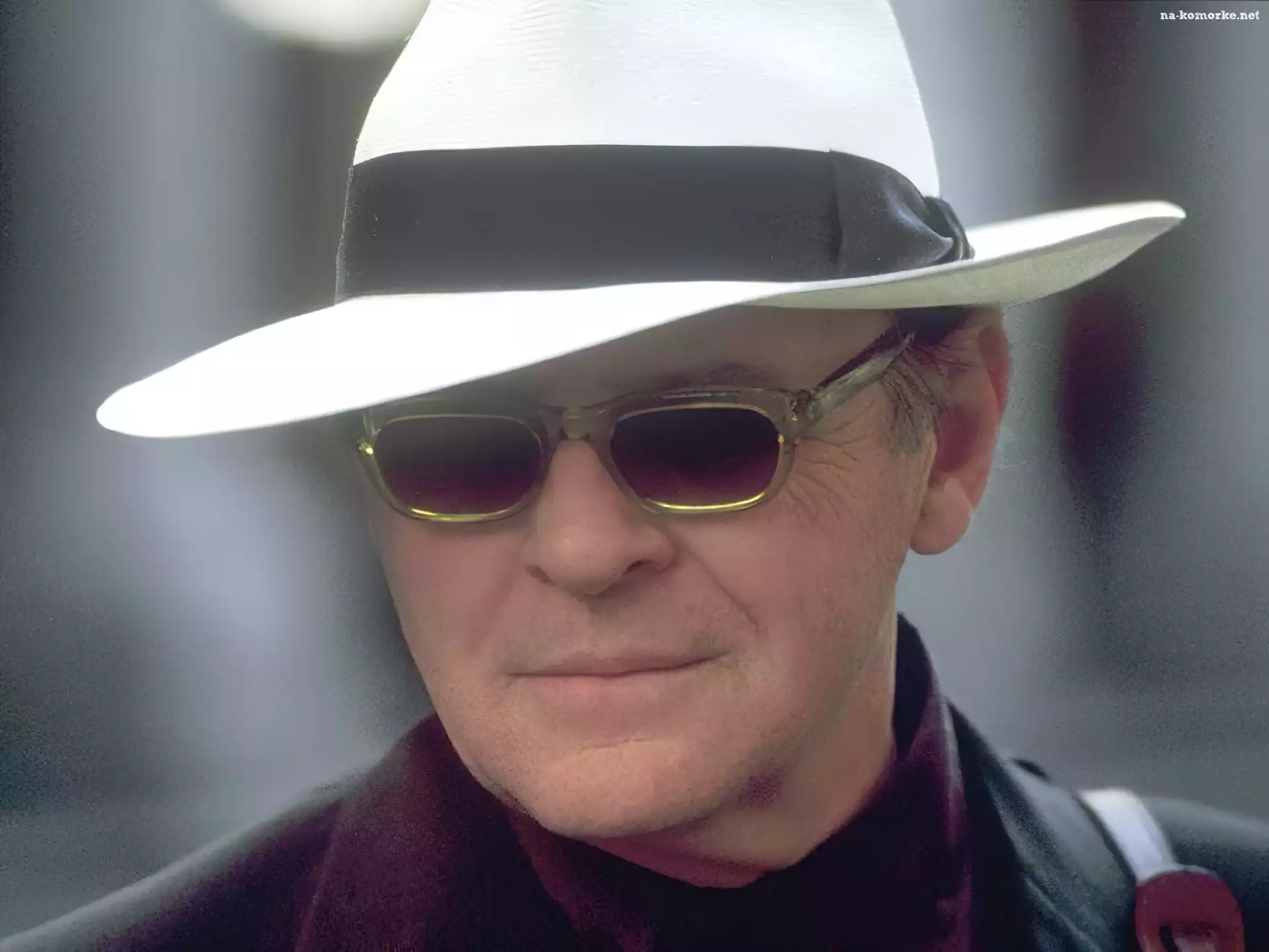 Anthony Hopkins, kapelusz, okulary