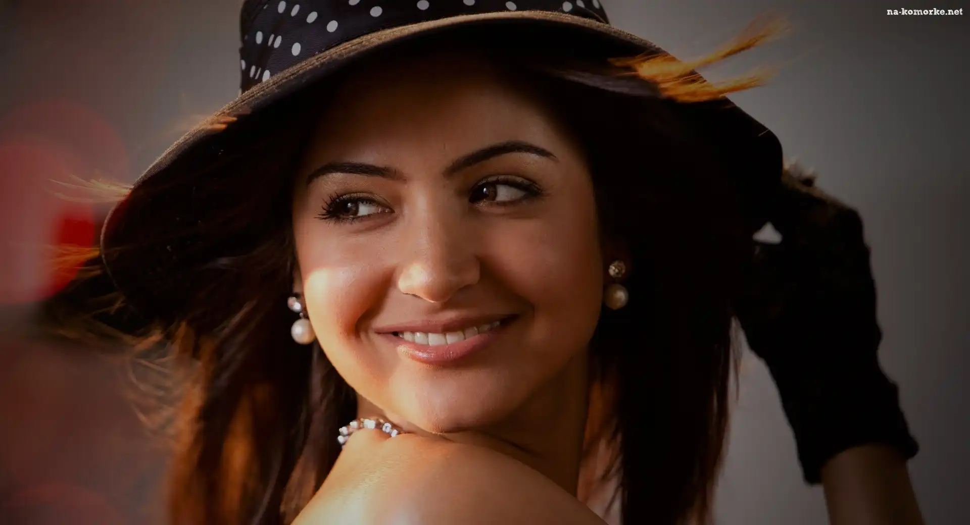 AnushkaSharma, Kapelusz