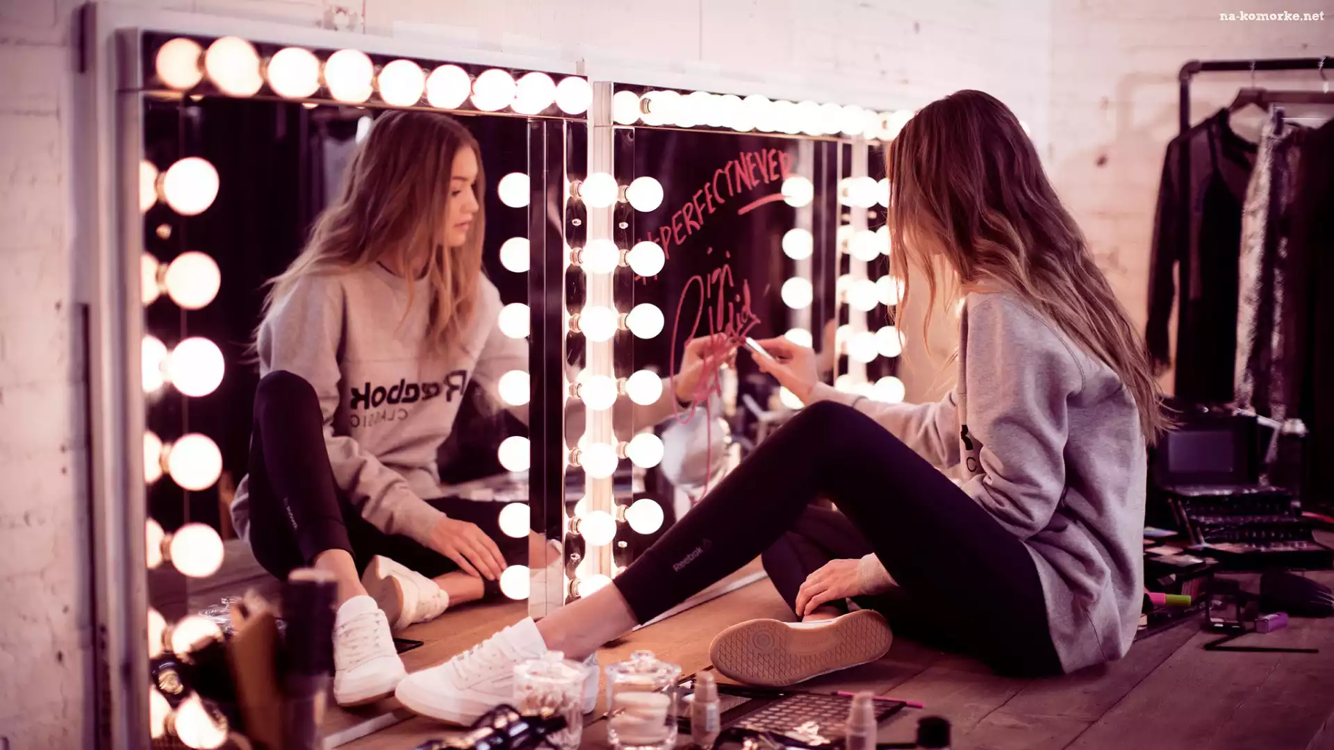 Kobieta, Szminki, Modelka, Kosmetyki, Gigi Hadid, Trampki, Lustro, Żarówki