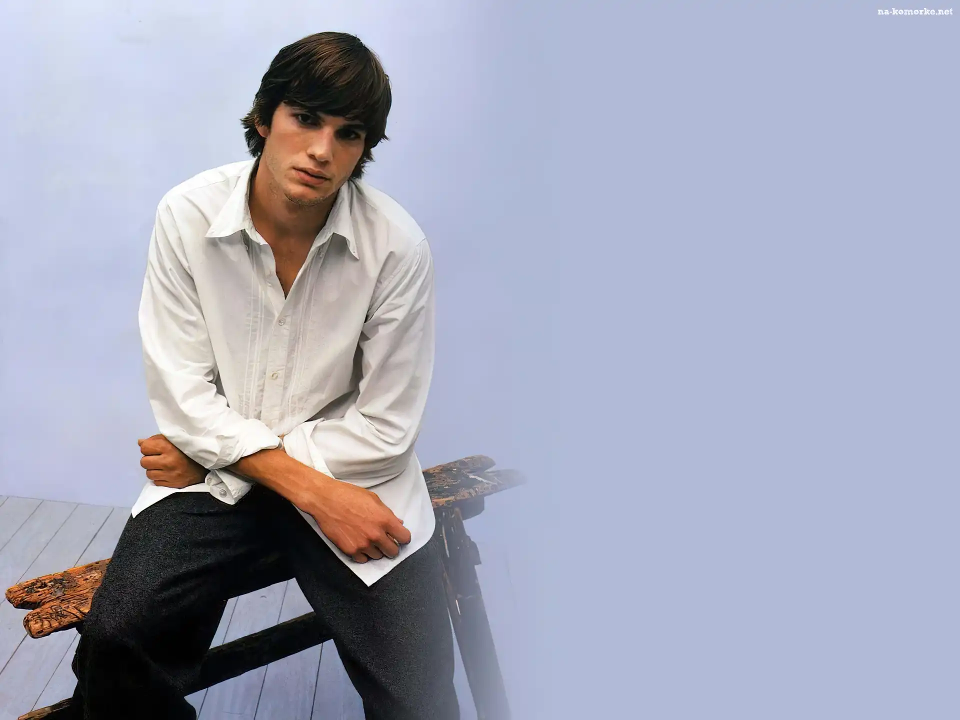 Ashton Kutcher, koszula, spodnie