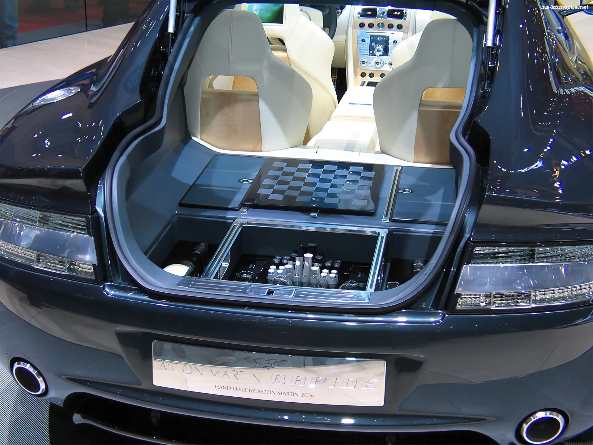 Aston Martin Rapide, Tył, Bagażnik, Lampy