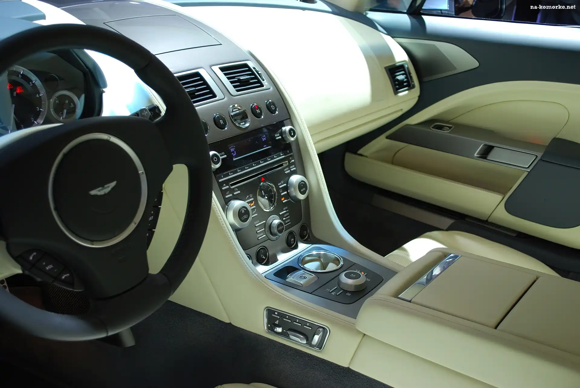 Aston Martin Rapide, Konsola