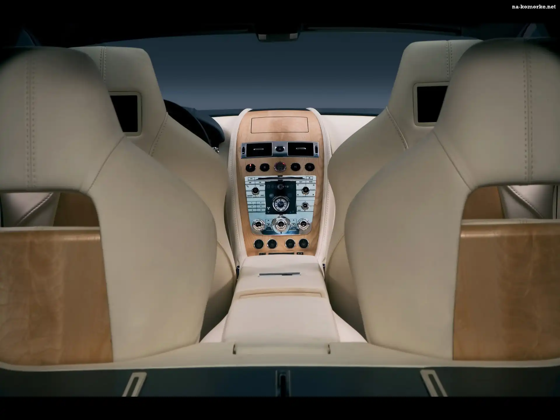 Aston Martin Rapide, Tunel, Åšrodkowy