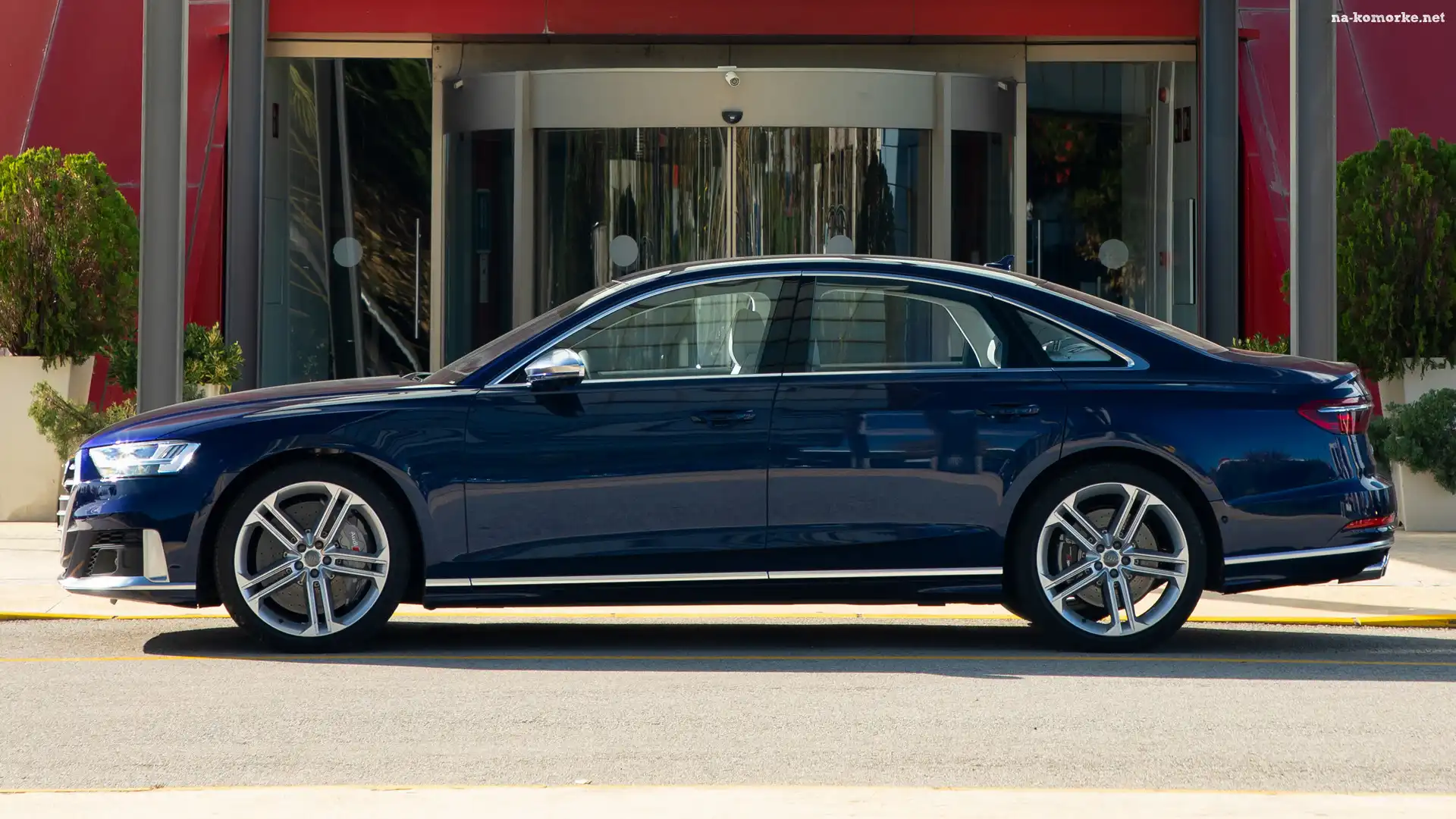 Audi S8, Bok