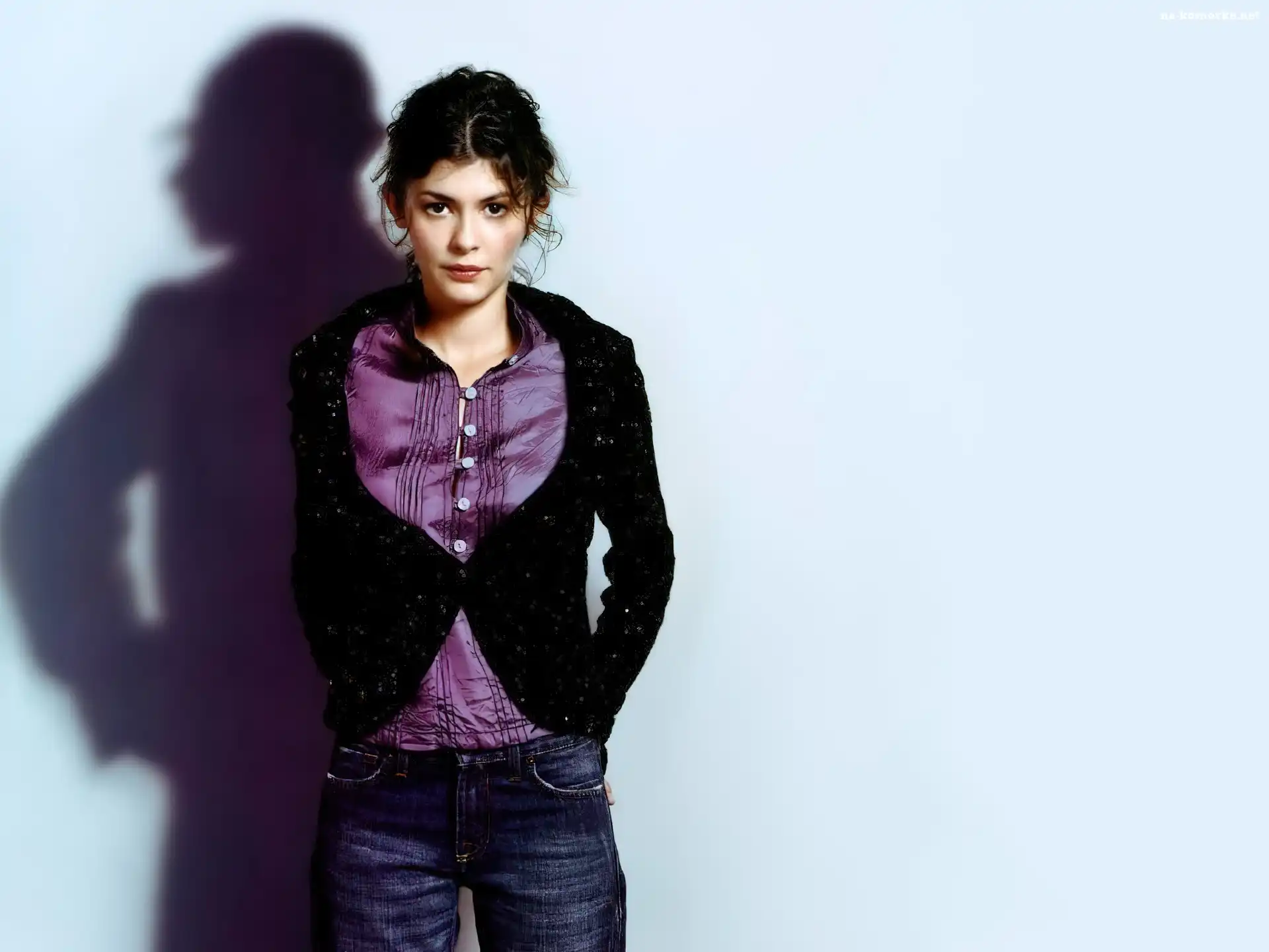Audrey Tautou, jeansy, fioletowa koszula