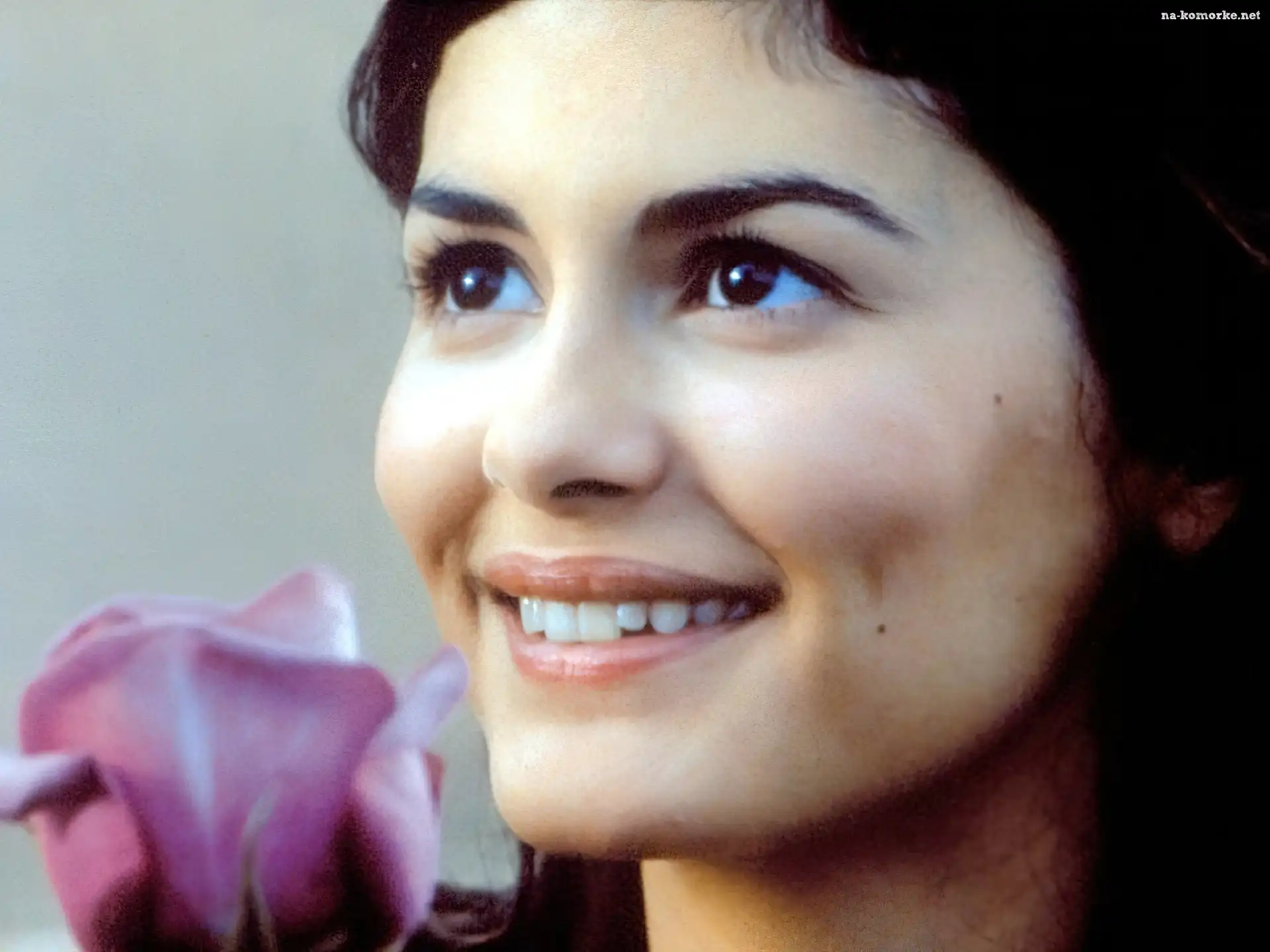 Audrey Tautou, kwiat, ciemne oczy