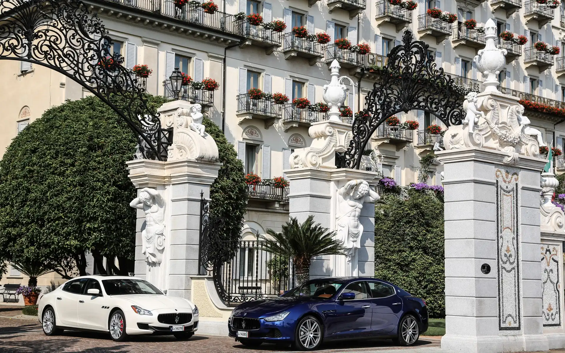 Auta, Brama, Maserati, Kamienica