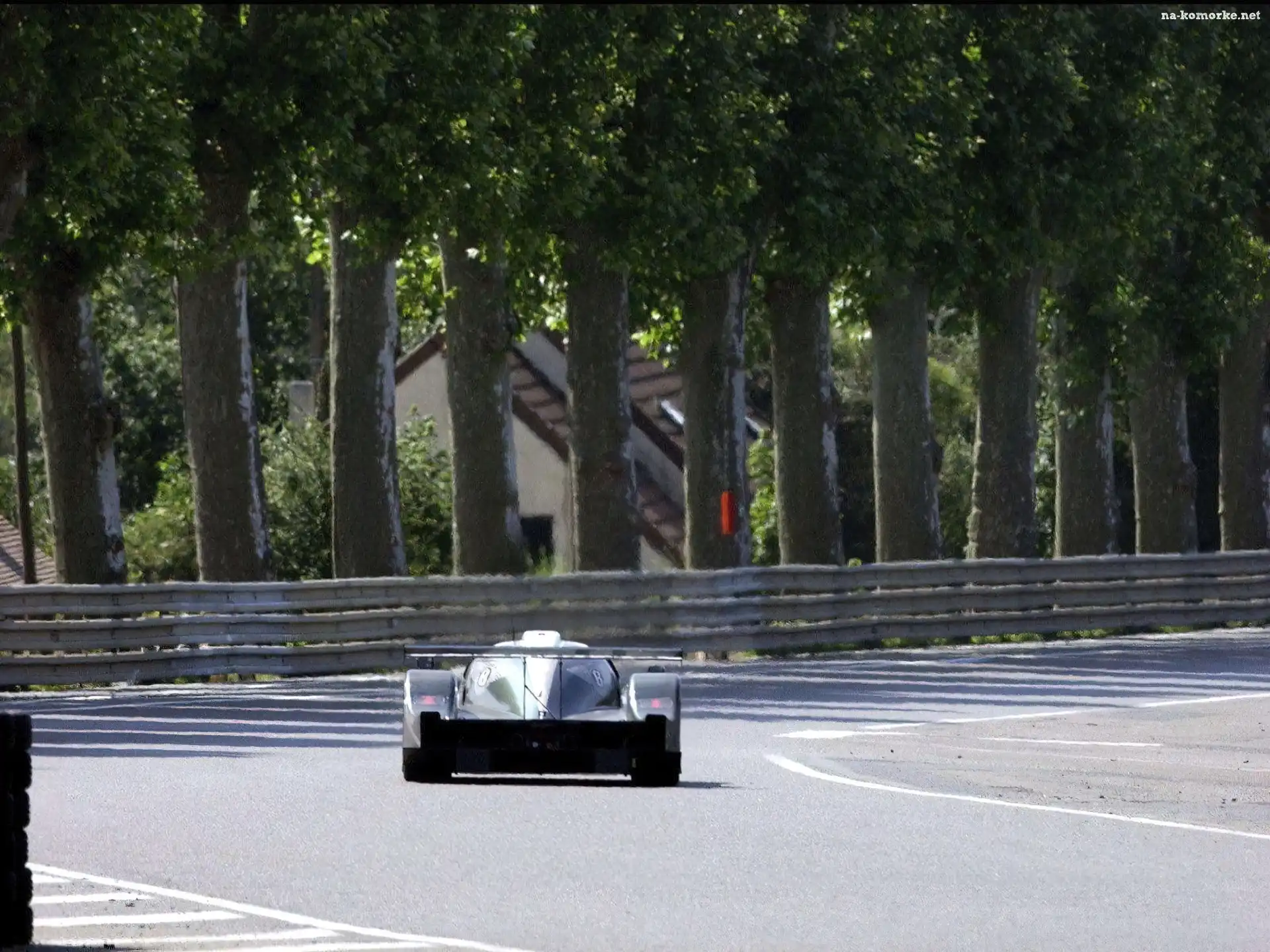 Bentley ExpSpeed 8, Spojler