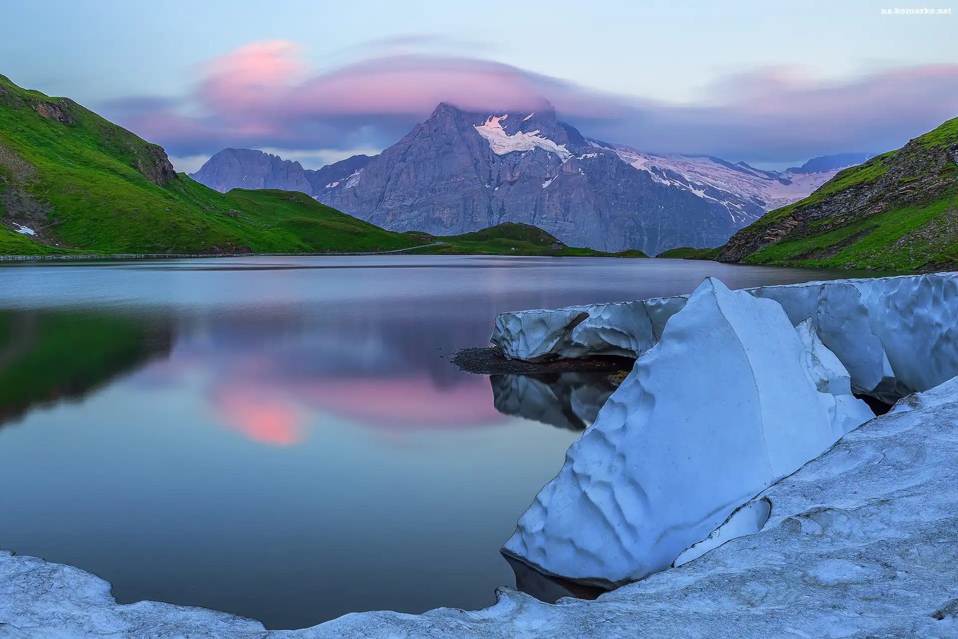 Jezioro Bachsee, Kanton Berno, Alpy Berneńskie, Szwajcaria, Góry, Góra Wetterhorn, Zima, Śnieg