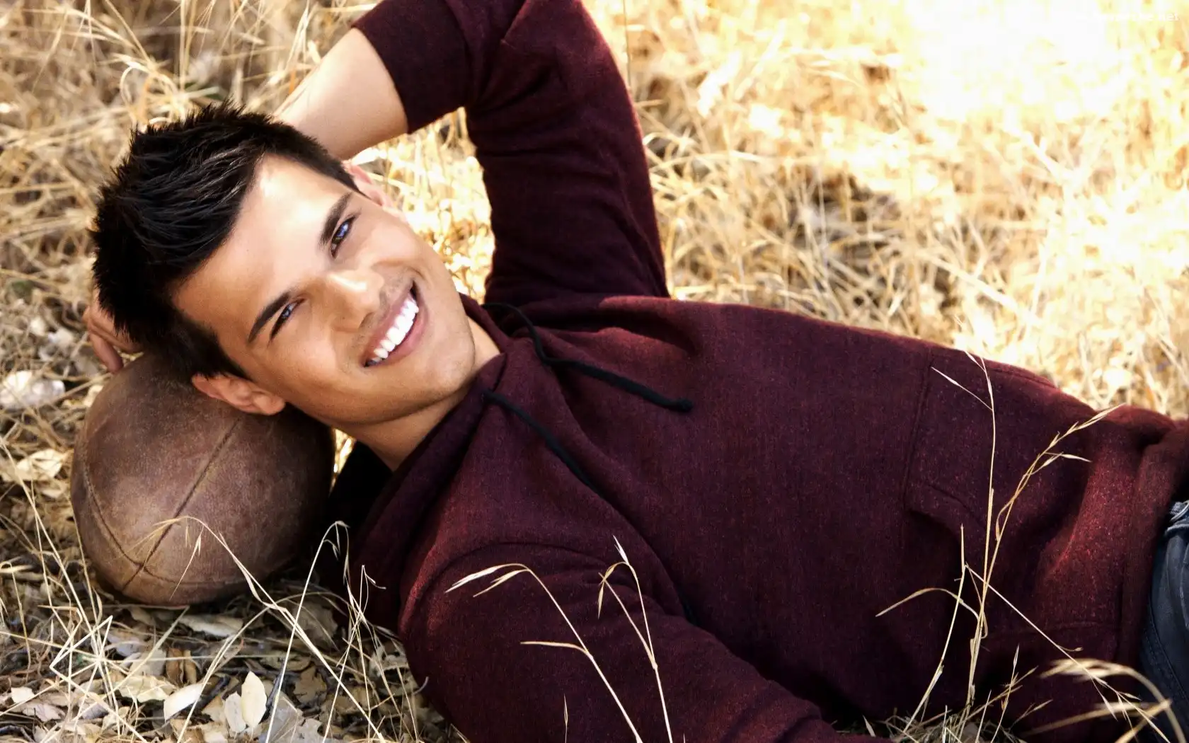 Bluza, Taylor Lautner, Uśmiech, Piłka, Trawa