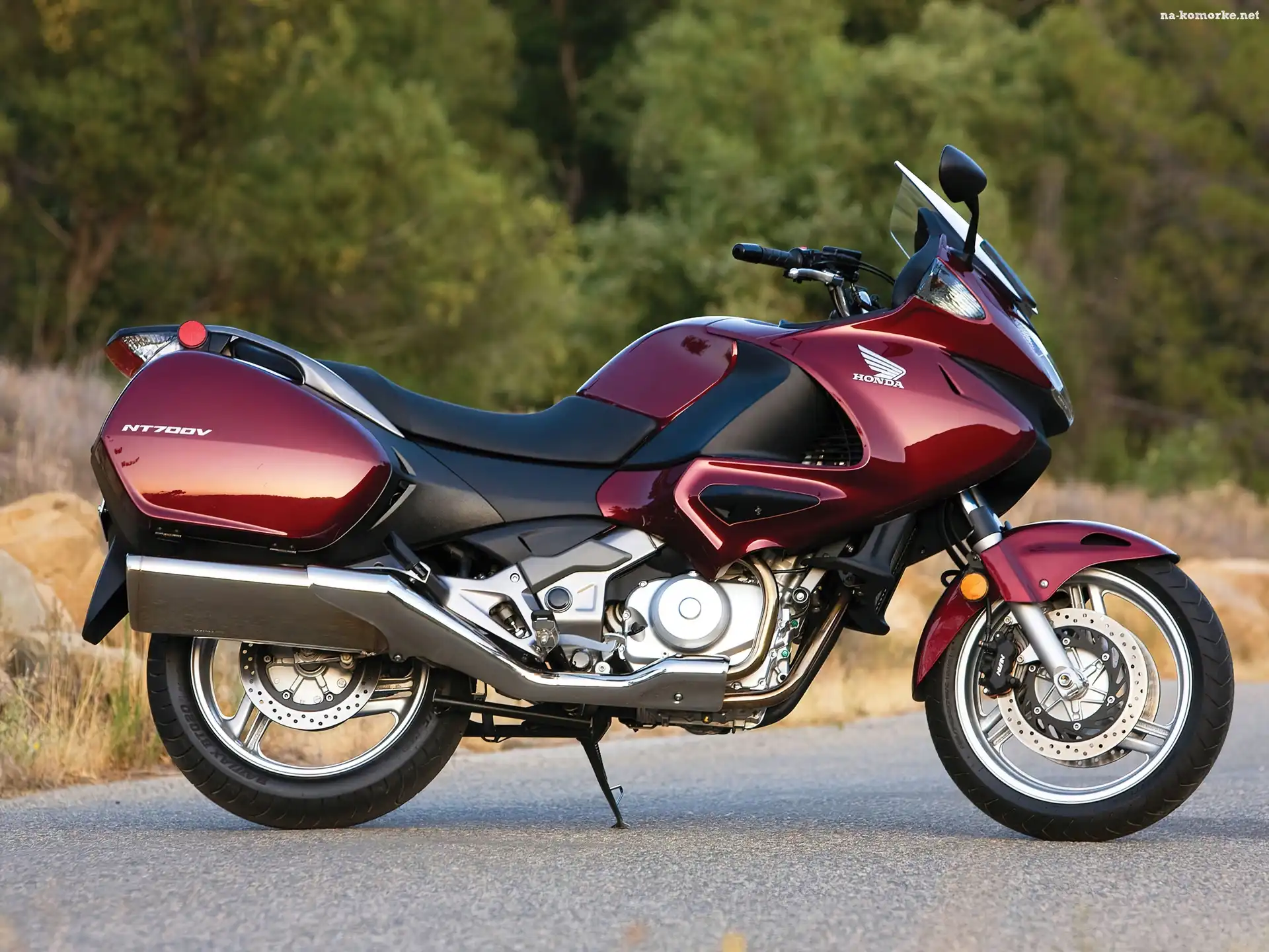Bordowa, Honda NT700V, Owiewki