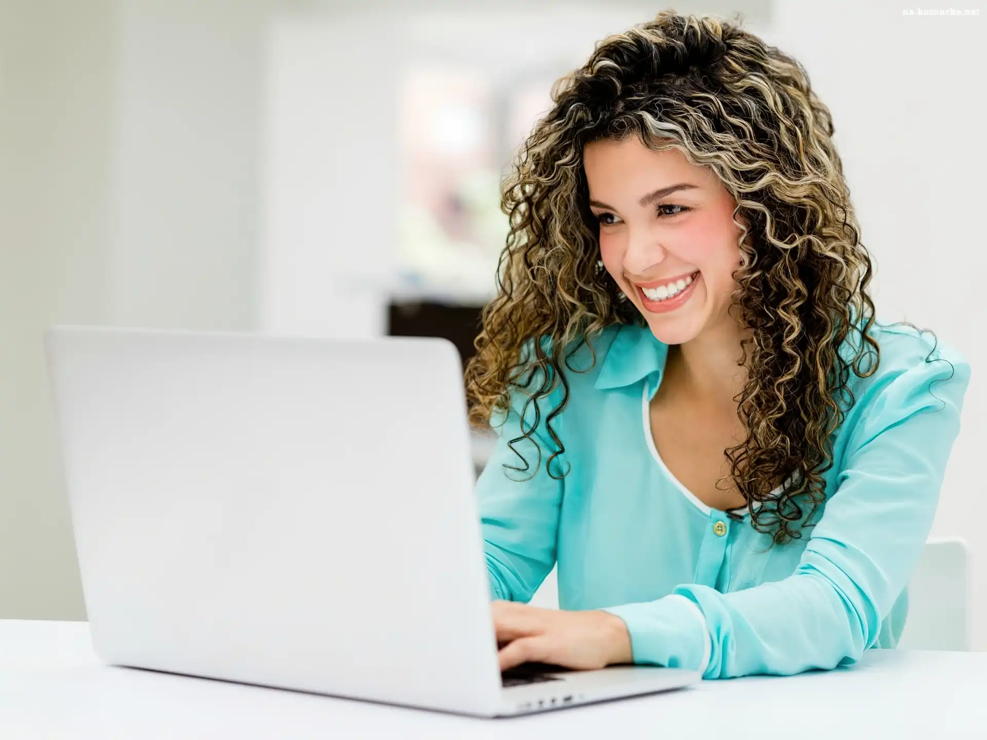 Brunetka, Biuro, Uśmiechnięta, Laptop