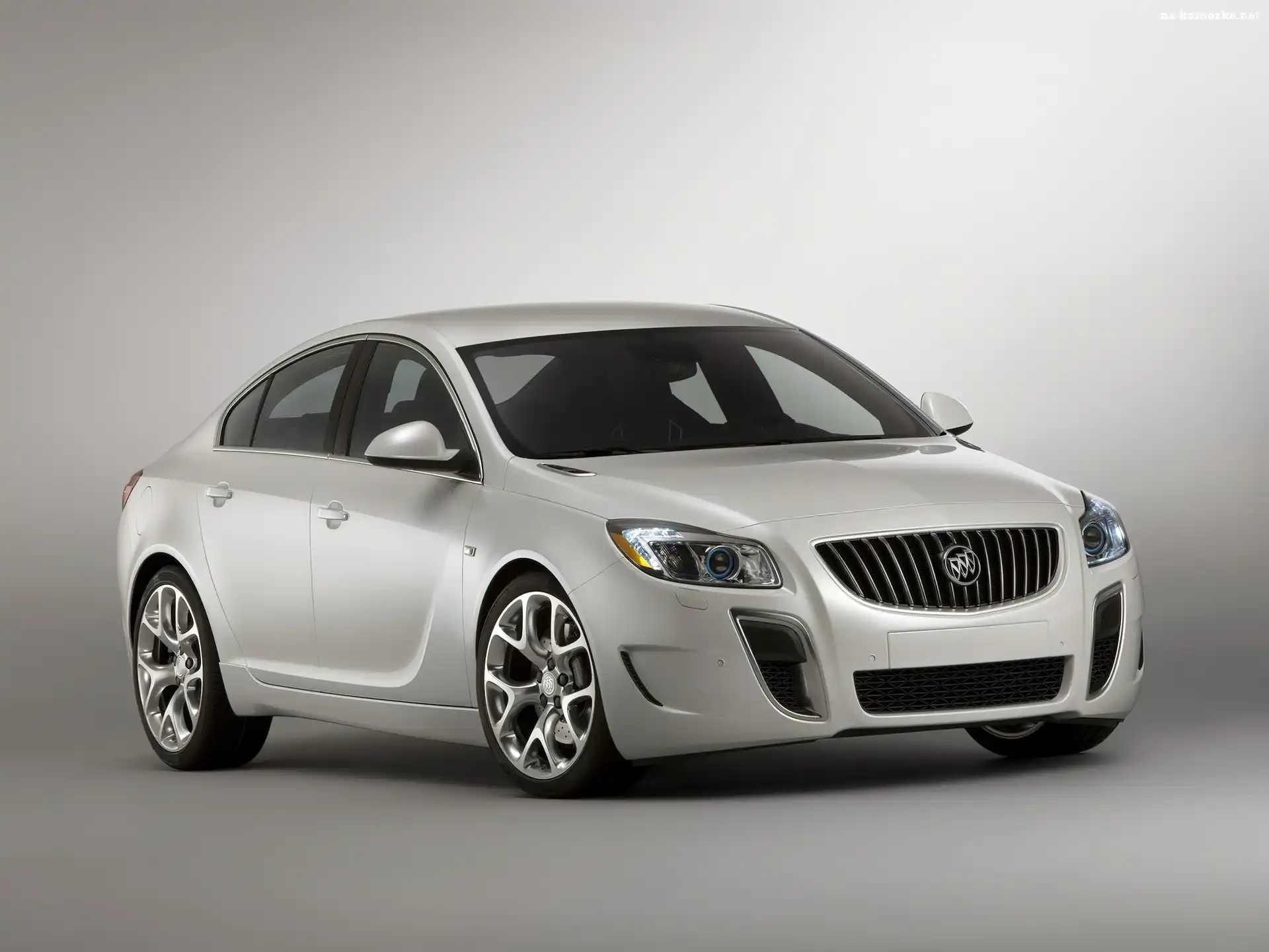 Buick Regal GS, Reflektory, Atrapa