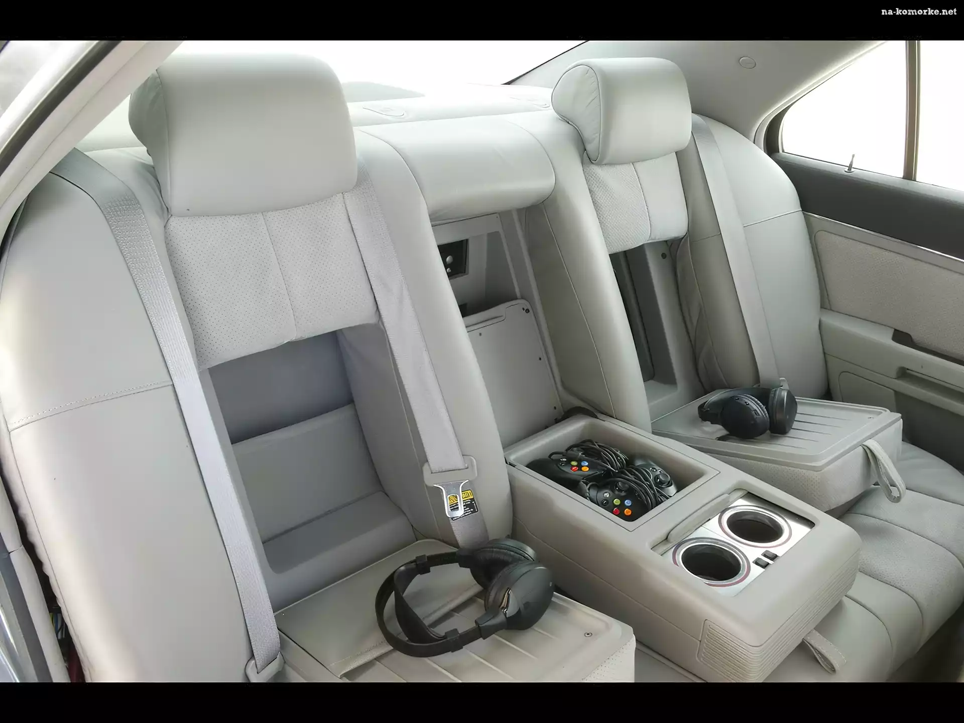 Cadillac STS, Tylna, Kanapa