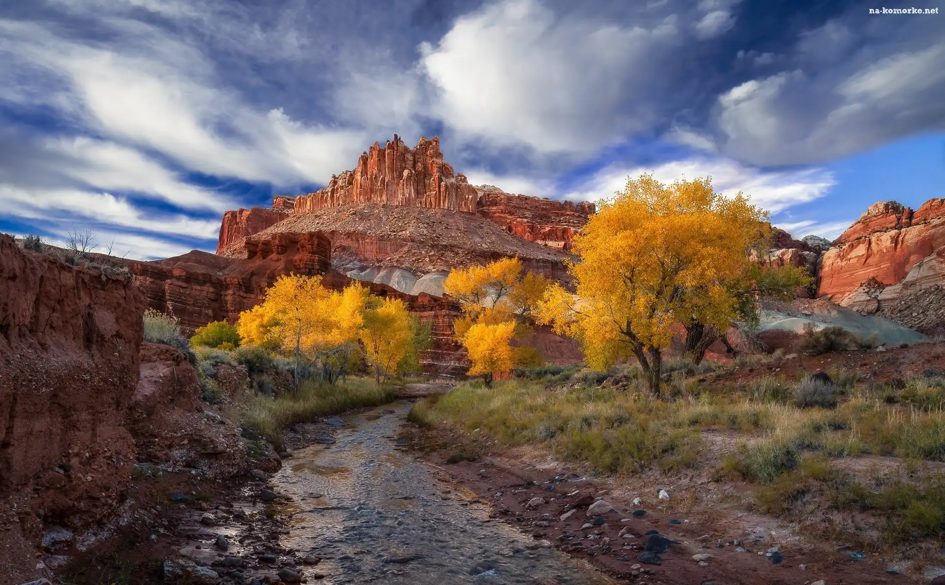 Góry, Utah, Park Narodowy Capitol Reef, Stany Zjednoczone, Skały, Rzeka Sulphur Creek, Drzewa, Jesień