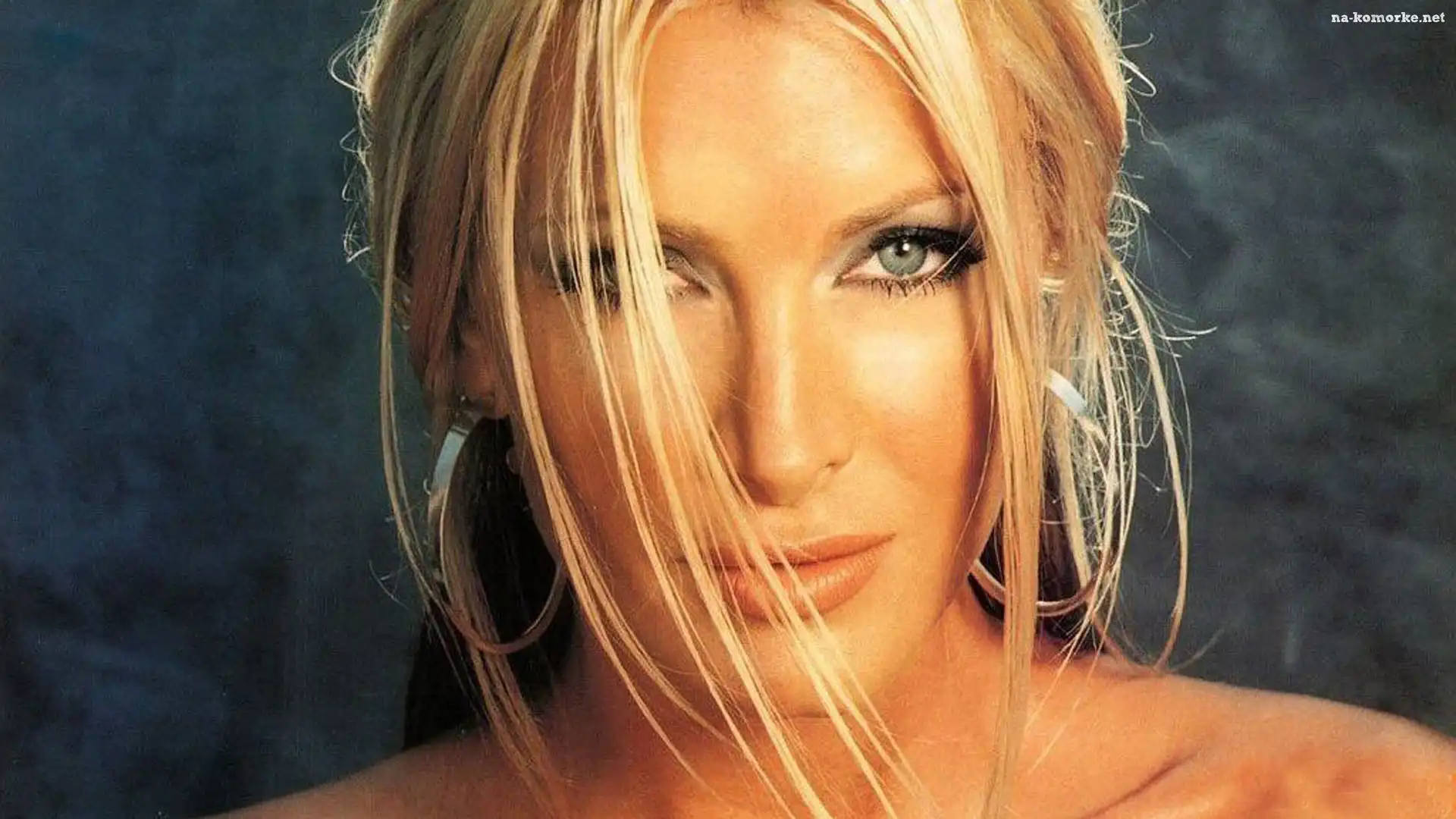 Caprice Bourret, Twarz, Kolczyki